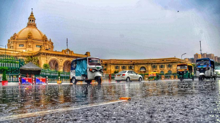 यूपी: प्रदेश के 24 जिलों में आज होगी भारी बारिश, लखनऊ में देर रात हुई मूसलाधार बरसात; स्कूल-कॉलेज हुए बंद